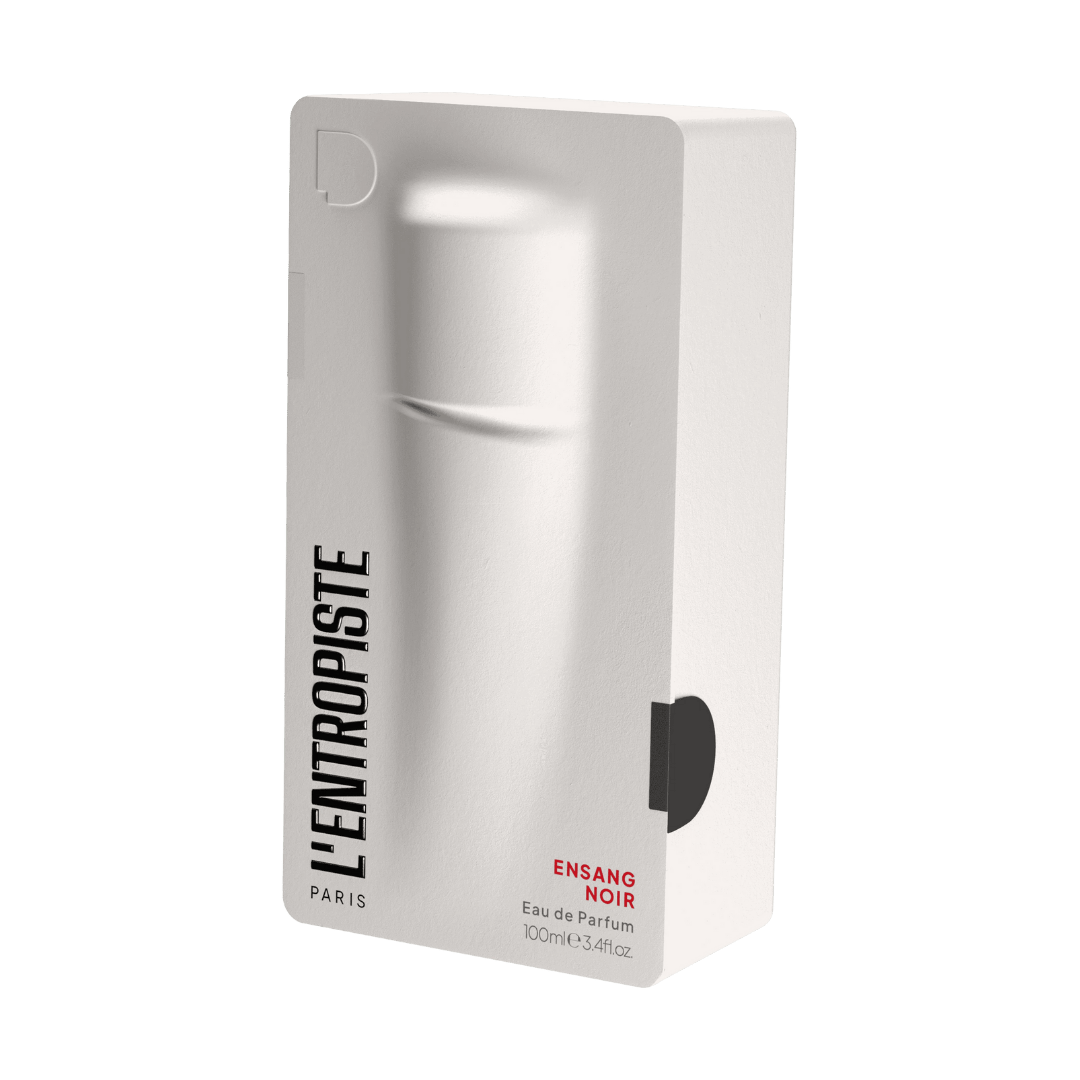 L’Entropiste Ensang Noir Eau de Parfum, edle weiße Box mit minimalistischem Design, kontrastiert den dunklen Charakter des Duftes, erhältlich bei scent amor.