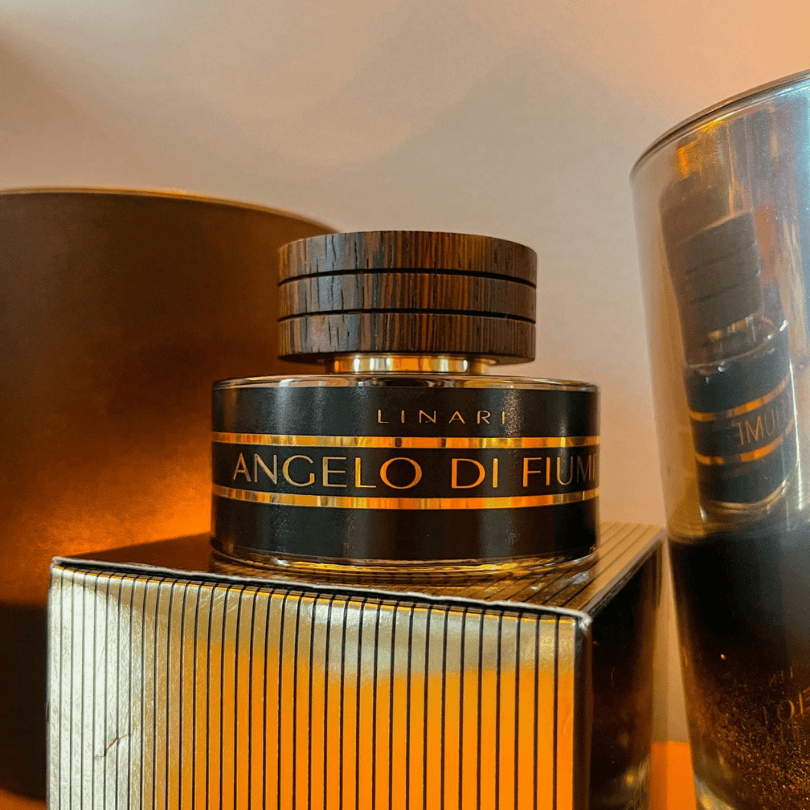 Linari Angelo di Fiume Eau de Parfum, stilvoller Flakon in warmem Licht inszeniert, sinnlich und atmosphärisch, erhältlich bei scent amor.