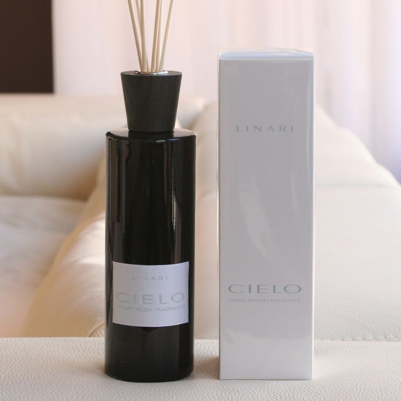 Linari Cielo Diffuser, eleganter Raumduft-Flakon mit Verpackung und Duftstäbchen, minimalistisch und luxuriös präsentiert, erhältlich bei scent amor.