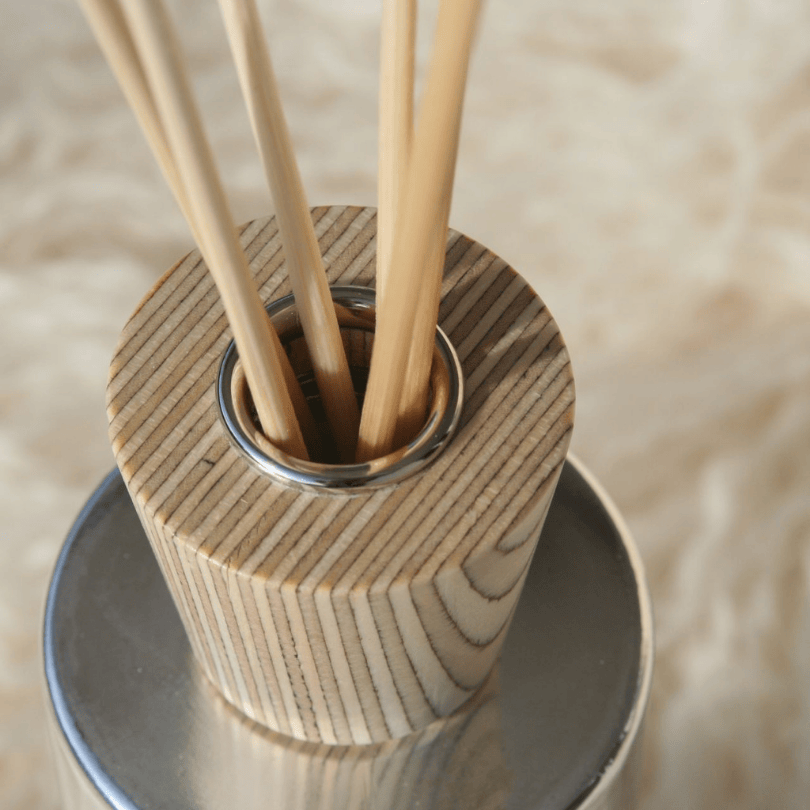Linari Ebano Diffuser, Detailaufnahme von Holzverschluss und Duftstäbchen, hochwertig verarbeitet mit natürlicher Struktur, erhältlich bei scent amor.