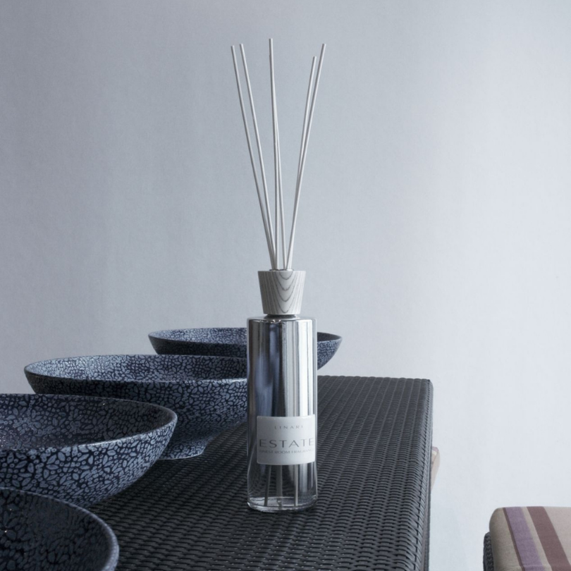 Linari Estate Diffuser, edler Raumduft-Flakon mit Duftstäbchen auf dekorativem Tisch mit Schalen, modern und stilvoll präsentiert, erhältlich bei scent amor.