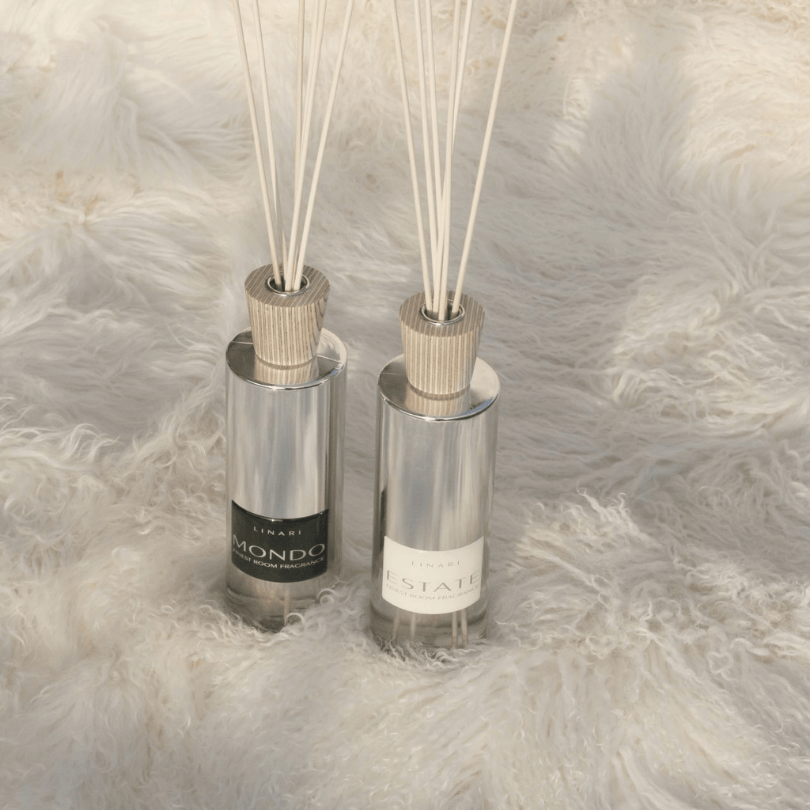 Linari Estate Diffuser, eleganter Raumduft-Flakon neben Linari Mondo mit Duftstäbchen, stilvoll und modern kombiniert, erhältlich bei scent amor.