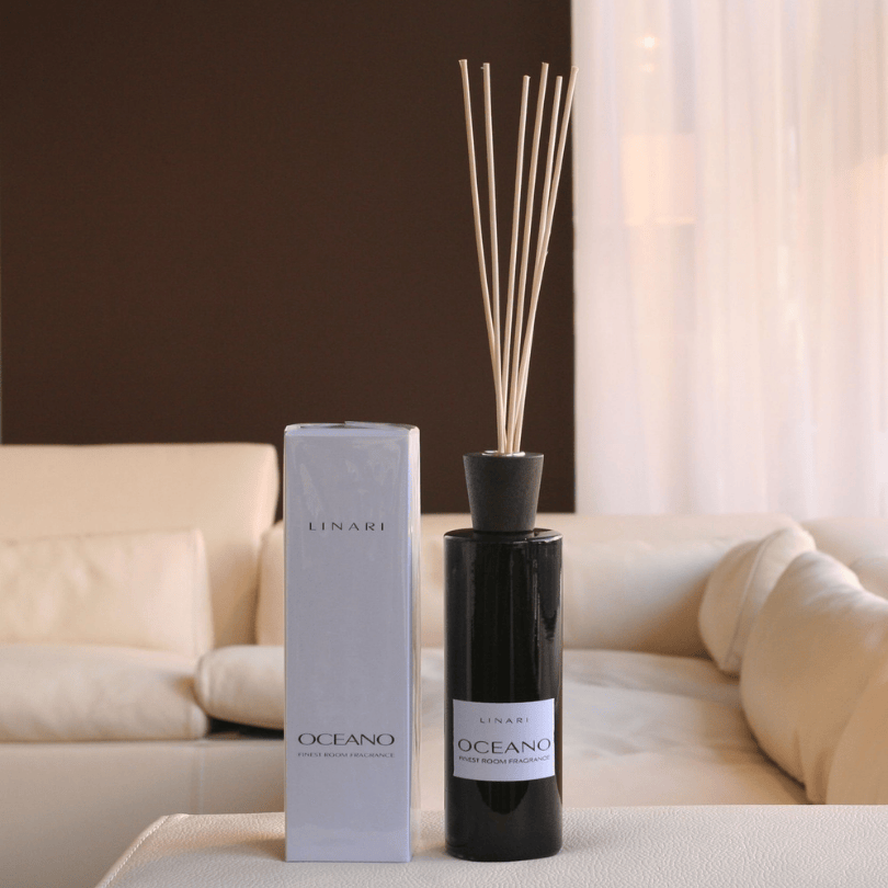 Linari Oceano Diffuser, edler Raumduft-Flakon mit Verpackung und Duftstäbchen im stilvollen Wohnraum, ruhig und luxuriös inszeniert, erhältlich bei scent amor.