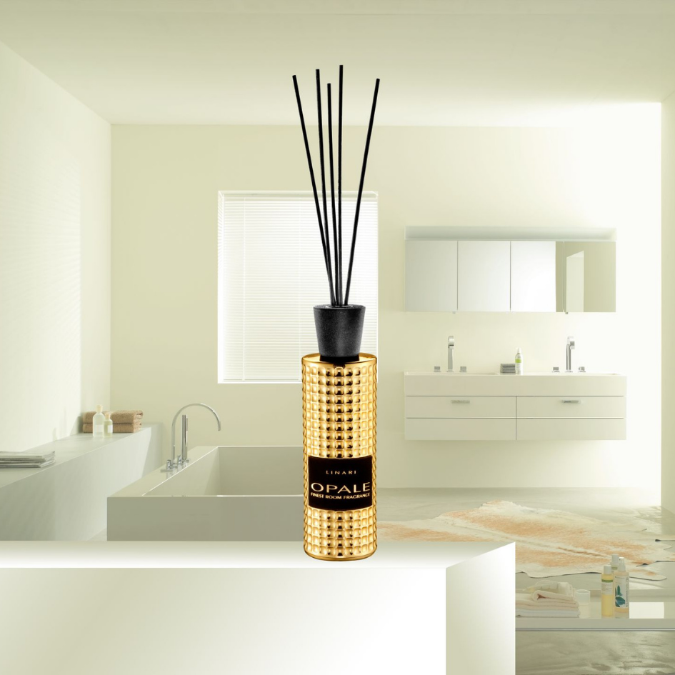 Linari Opale Diffuser, goldener Raumduft-Flakon mit Duftstäbchen im modernen Badezimmer, frisch und stilvoll inszeniert, erhältlich bei scent amor.