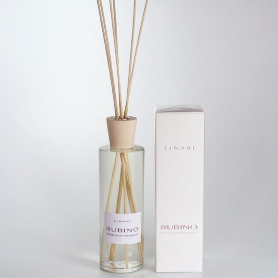 Linari Rubino Diffuser, eleganter Raumduft-Flakon mit Verpackung und Duftstäbchen, hochwertig und modern inszeniert, erhältlich bei scent amor.