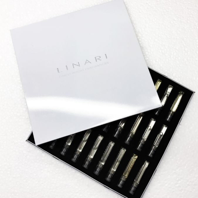 Linari Sampler Collection Room Fragrance, geöffnete Box mit mehreren Duftproben ordentlich im Inneren arrangiert, erhältlich bei scent amor.