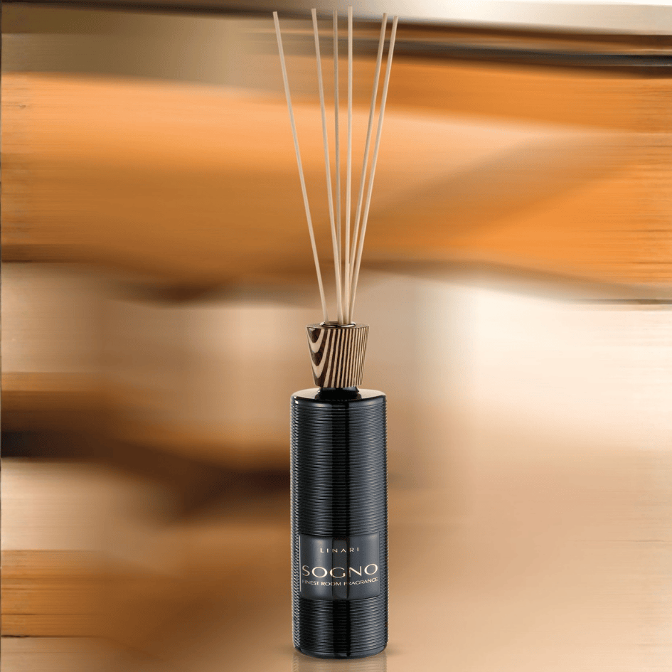 Linari Sogno Diffuser, schwarzer Raumduft-Flakon in warmer, dynamischer Inszenierung, sinnlich, weich und einladend, erhältlich bei scent amor.