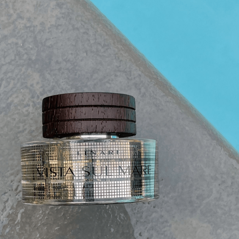 Linari Vista Sul Mare Eau de Parfum, edler Parfumflakon am Pool mit Wasserreflexion, frisch und luxuriös sommerlich, erhältlich bei scent amor.