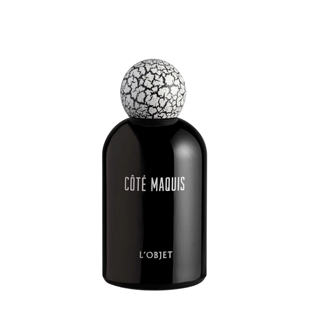 L’Objet Côté Maquis Eau de Parfum, eleganter schwarzer Flakon mit strukturierter Kappe, ein Duft voller Tiefe, Rauch und maritimer Frische, erhältlich bei scent amor.