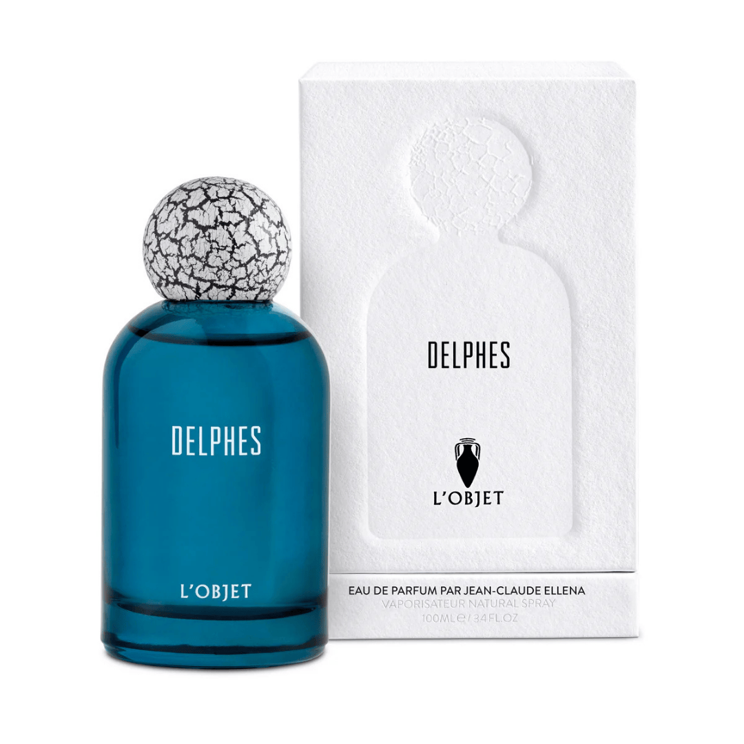 L’Objet Delphes Eau de Parfum, blauer Flakon neben weißer strukturierter Box, hochwertiges Design und klare Ästhetik, erhältlich bei scent amor.
