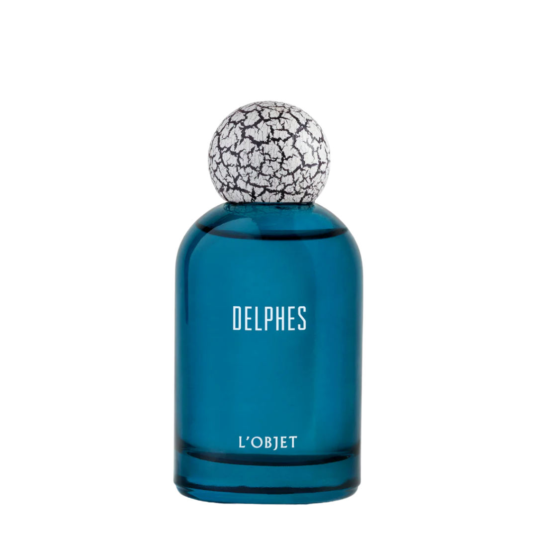 L’Objet Delphes Eau de Parfum, tiefblauer Flakon mit strukturierter Kugelkappe, minimalistisch und elegant, erhältlich bei scent amor.