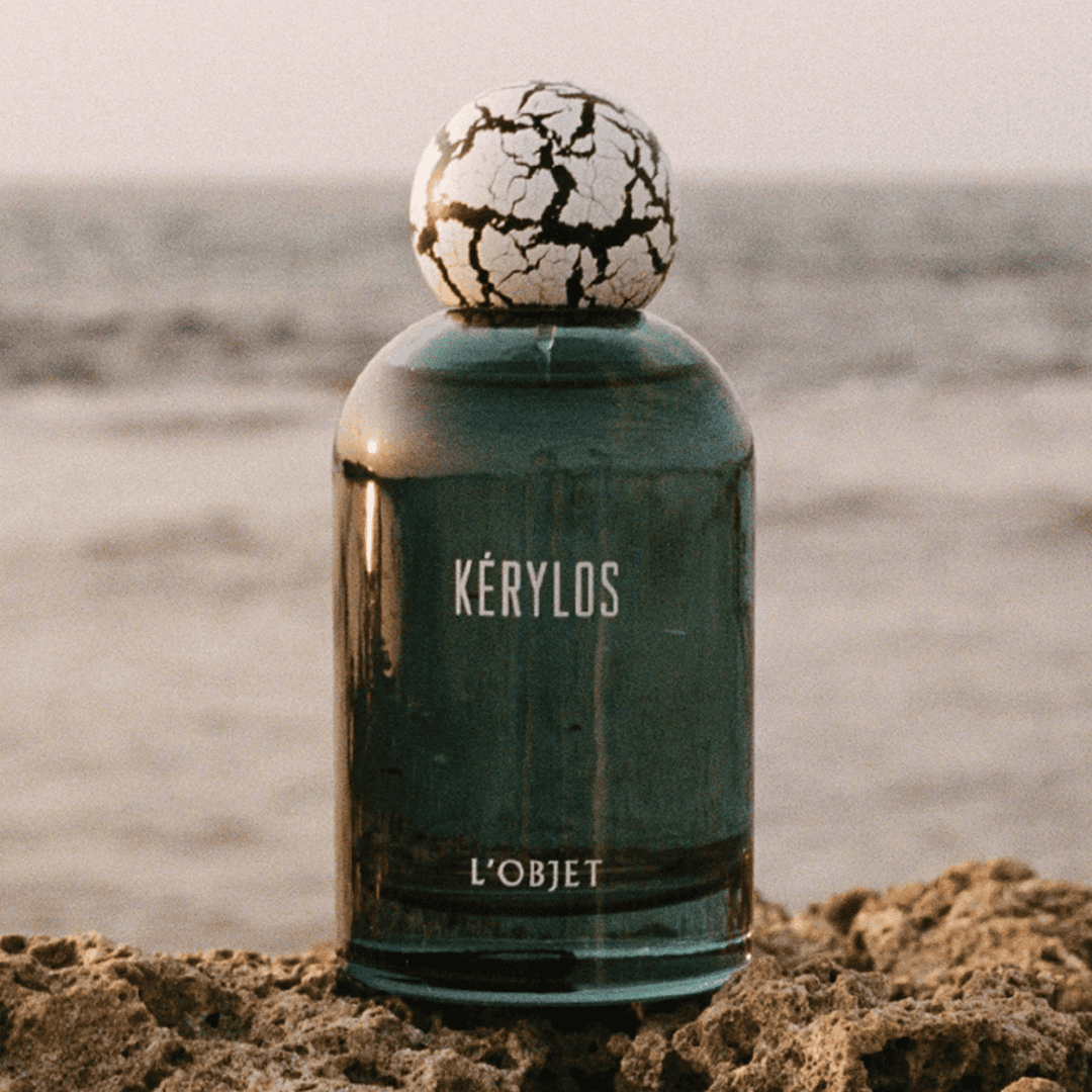 L’Objet Kérylos Eau de Parfum, frische und sinnliche Duftkomposition inspiriert vom Meer und mediterranen Sommermomenten, stilvoll am Felsen mit Meeresblick inszeniert, erhältlich bei scent amor.