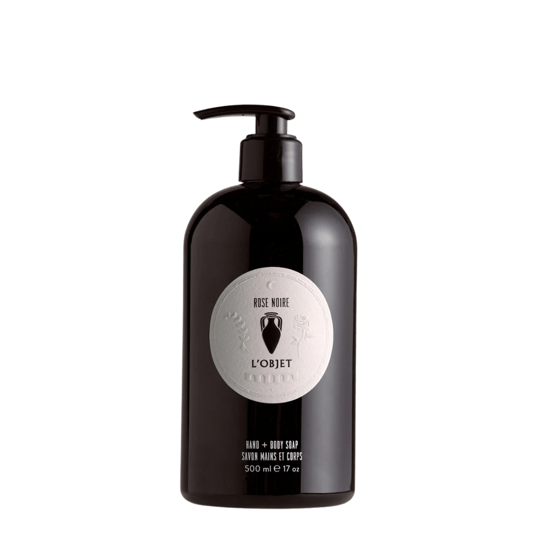 L’Objet Rose Noire Hand + Body Soap, luxuriöse Hand- und Körperseife in elegantem schwarzen Flakon mit silbernem Etikett, zarter Duft von dunkler Rose und Gewürzen, erhältlich bei scent amor.
