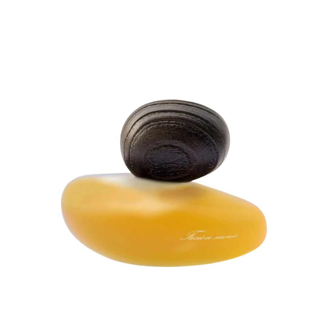 Majda Bekkali Fusion Sacrée Clair Extrait de Parfum, goldener Flakon mit skulpturalem Verschluss, minimalistisch freigestellt, erhältlich bei scent amor.