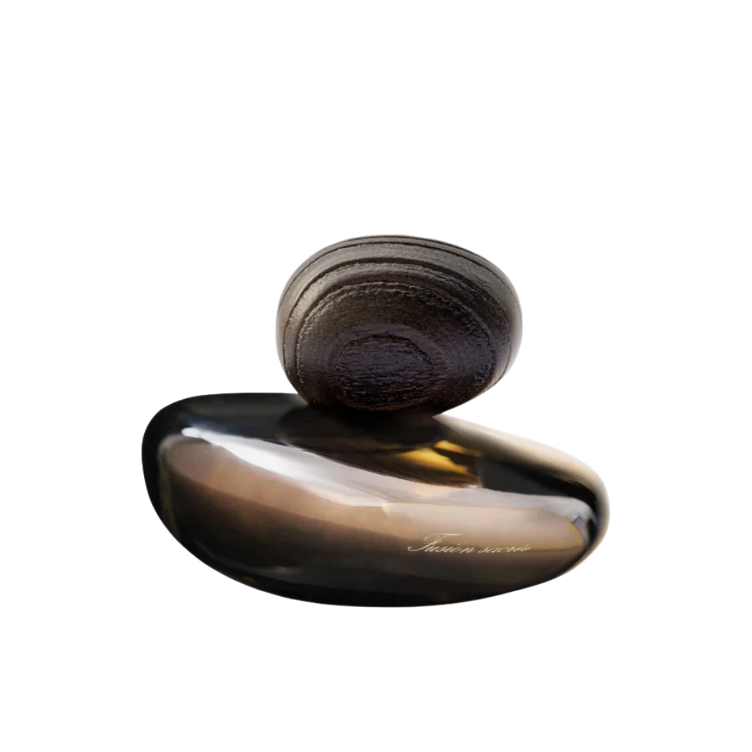 Majda Bekkali Fusion Sacrée Obscur Extrait de Parfum, dunkler eleganter Flakon mit skulpturalem Verschluss, minimalistisch freigestellt, erhältlich bei scent amor.