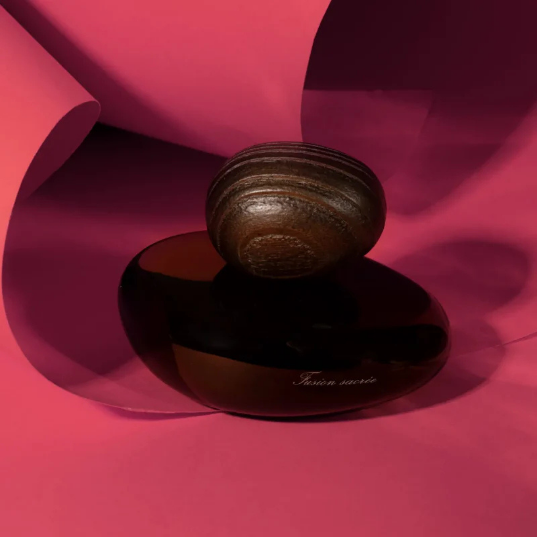 Majda Bekkali Fusion Sacrée Obscur Extrait de Parfum, Flakon in moderner roter Studioinszenierung, sinnlich und kraftvoll, erhältlich bei scent amor.