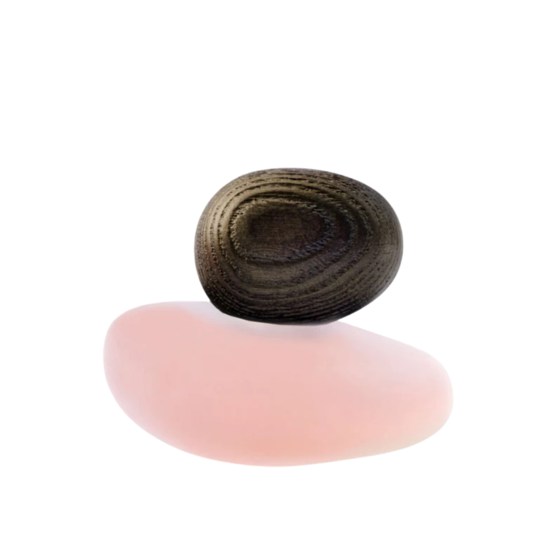 Majda Bekkali J’ai fait un rêve Clair Extrait de Parfum, zart roséfarbener Flakon mit dunkler strukturierter Kappe, weich und elegant, erhältlich bei scent amor.