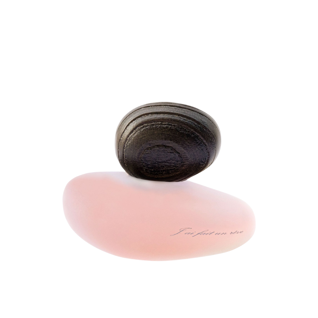 Majda Bekkali J’ai fait un rêve Clair Extrait de Parfum, zart roséfarbener Flakon mit dunkler strukturierter Kappe, weich und elegant, erhältlich bei scent amor.
