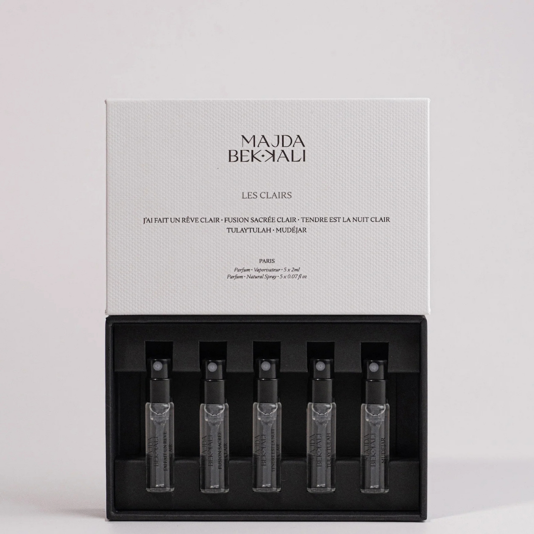 Majda Bekkali Les Clairs Discovery Set, Detailansicht der geöffneten Box mit fünf Parfumproben, erhältlich bei scent amor