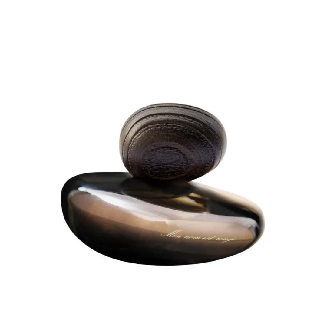 Majda Bekkali Mon Nom est Rouge Extrait de Parfum, dunkler eleganter Flakon mit skulpturalem Verschluss, minimalistisch freigestellt, erhältlich bei scent amor.