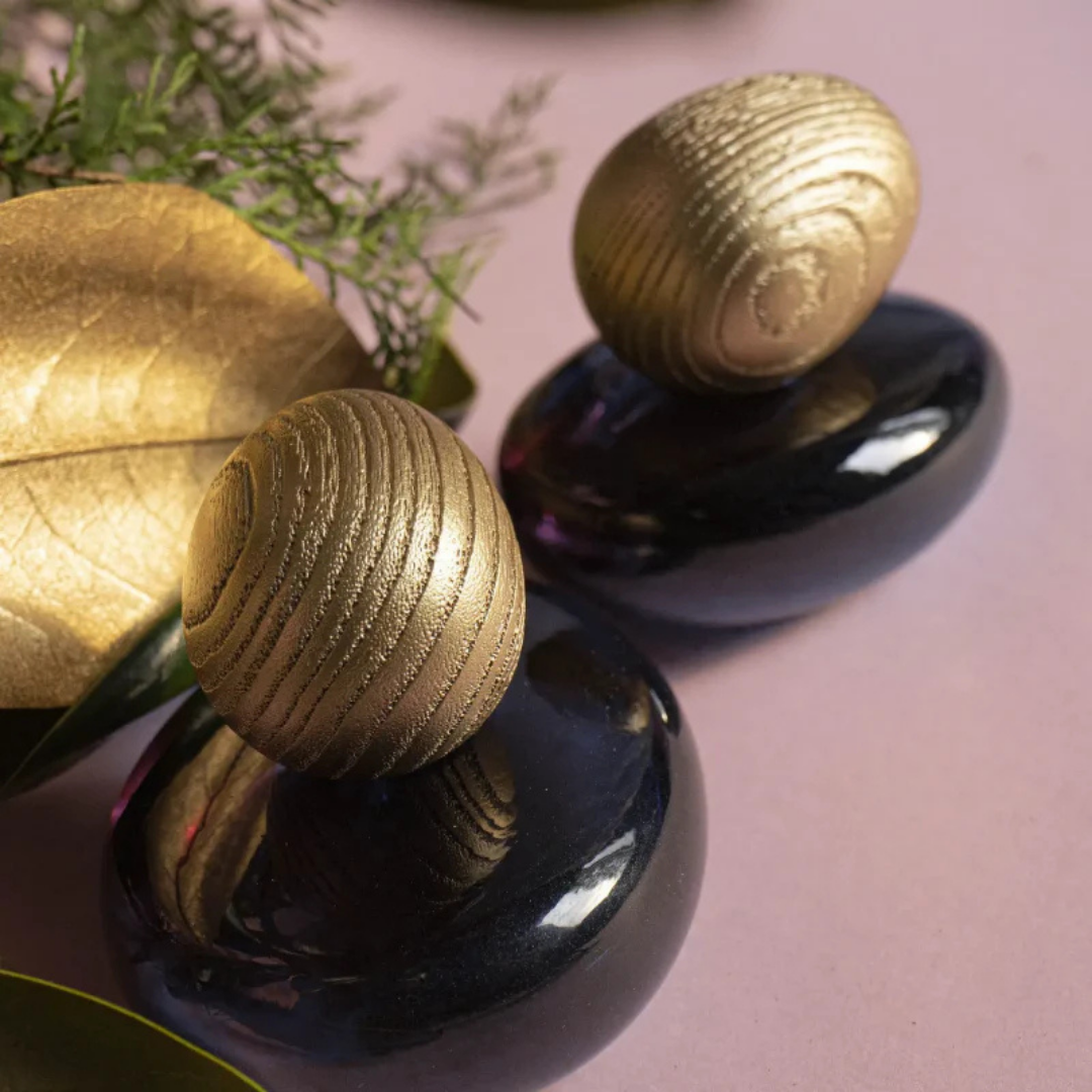 Majda Bekkali Mudejar Obscur Extrait de Parfum, zwei Flakons im Detail mit strukturierter goldener Kappe, luxuriös und sinnlich, erhältlich bei scent amor.