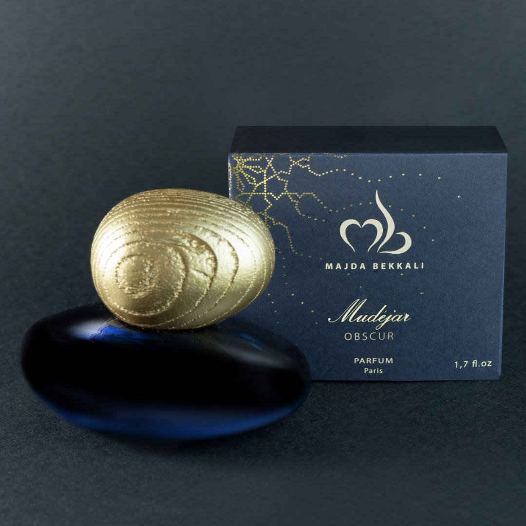 Majda Bekkali Mudejar Obscur Extrait de Parfum, Flakon mit edler dunkelblauer Box, stilvoll und hochwertig präsentiert, erhältlich bei scent amor.