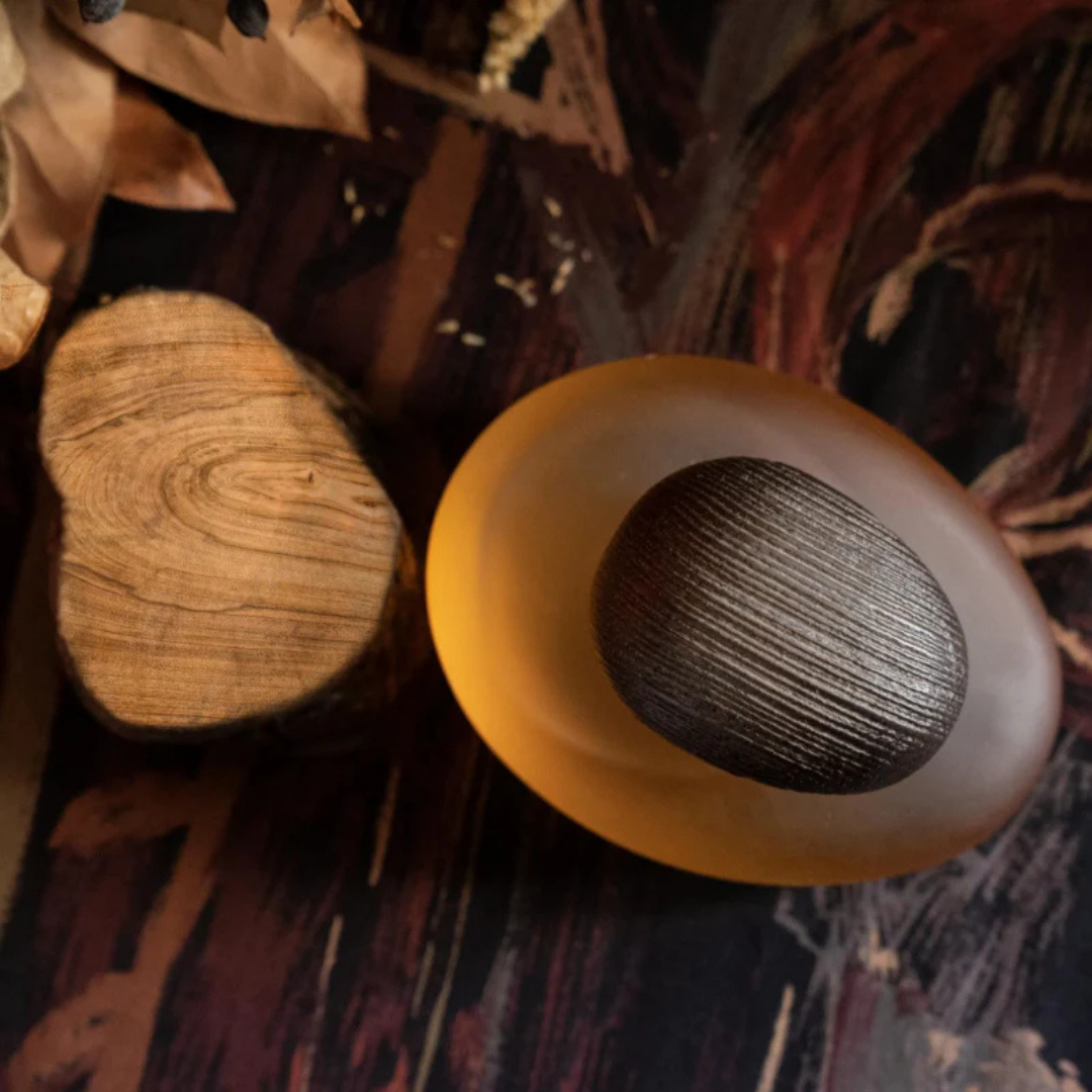 Majda Bekkali Tendre est la Nuit Clair Extrait de Parfum, Flakon im Detail auf Holzoberfläche, warm und texturiert, erhältlich bei scent amor.