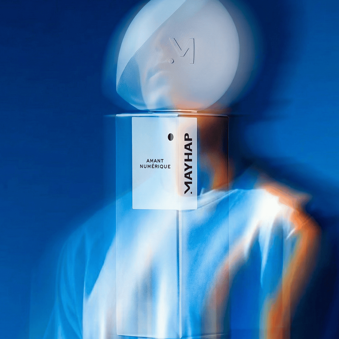 Mayhap Amant Numérique Extrait de Parfum, Flakon mit schimmernden Lichtreflexen in Blau und Orange, geheimnisvoll und futuristisch, erhältlich bei scent amor.
