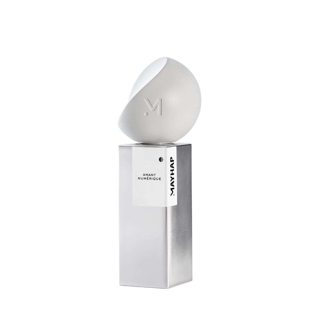 Mayhap Amant Numérique Extrait de Parfum, silberner Flakon mit skulpturaler weißer Kappe, modern und minimalistisch, erhältlich bei scent amor.