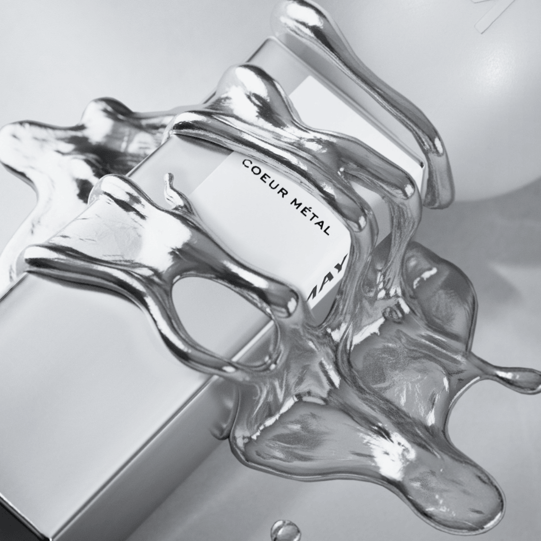 Mayhap Coeur Métal Eau de Parfum, Detailaufnahme mit fließendem silbernem Metall über dem Flakon, kühl, glänzend und futuristisch, erhältlich bei scent amor.