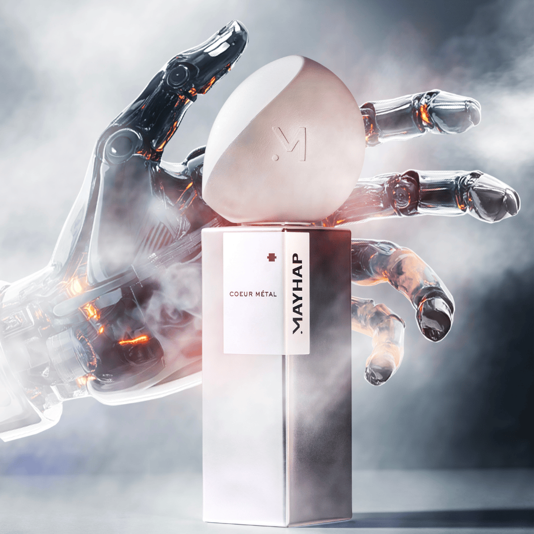 Mayhap Coeur Métal Eau de Parfum, Flakon gehalten von einer futuristischen Roboterhand im Nebel, kühl, technisch und avantgardistisch, erhältlich bei scent amor.