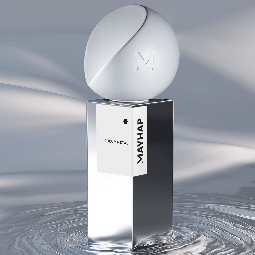 Mayhap Coeur Métal Eau de Parfum, Flakon in fließendem Wasser mit sanften Reflexionen, klar und metallisch rein, erhältlich bei scent amor.