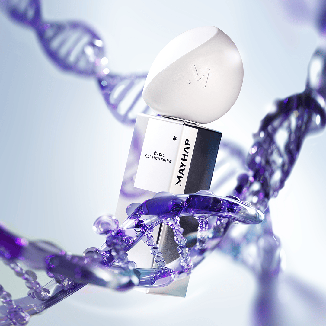 Mayhap Eveil Elementaire Eau de Parfum, Flakon umgeben von schimmernder DNA-Struktur, modern, innovativ und futuristisch, erhältlich bei scent amor.