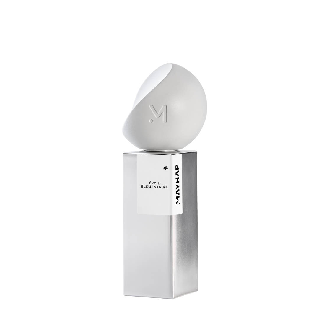 Mayhap Eveil Elementaire Eau de Parfum, silberner Flakon mit skulpturaler weißer Kappe, minimalistisch und modern, erhältlich bei scent amor.