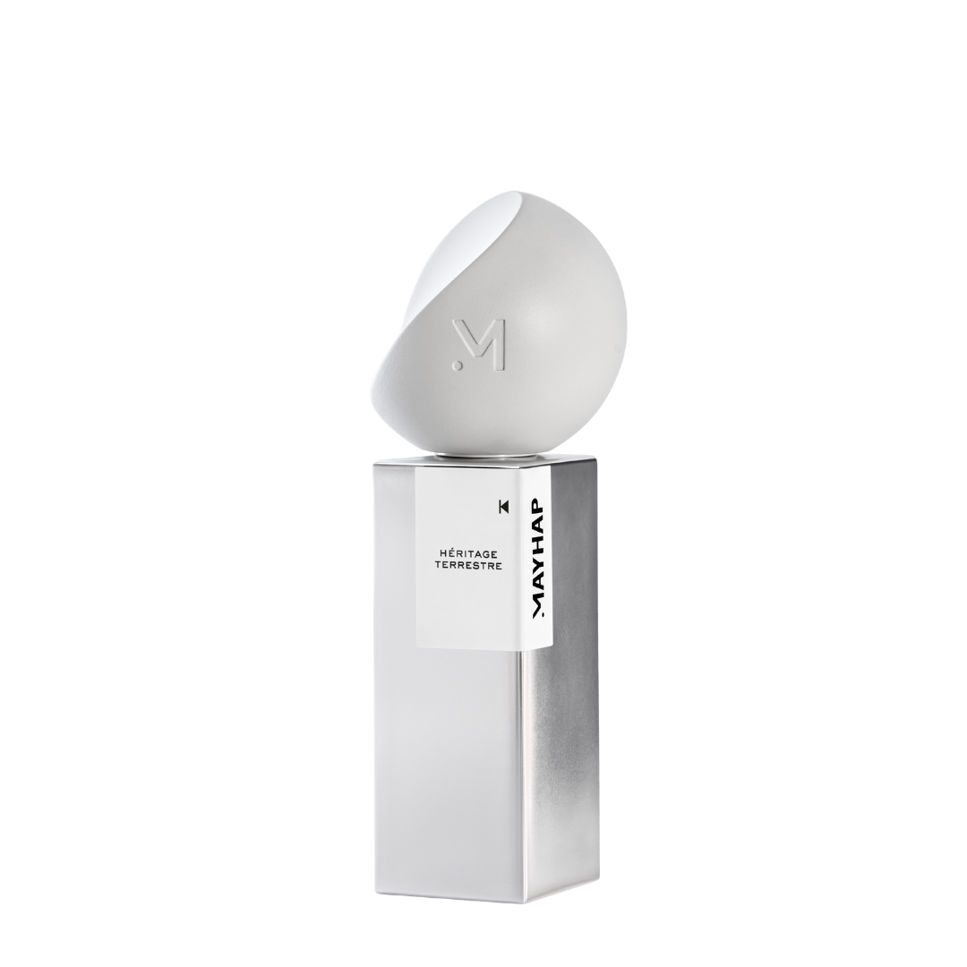 Mayhap Héritage Terrestre Eau de Parfum, silberner minimalistischer Flakon mit skulpturaler weißer Kappe, modern und elegant, erhältlich bei scent amor.