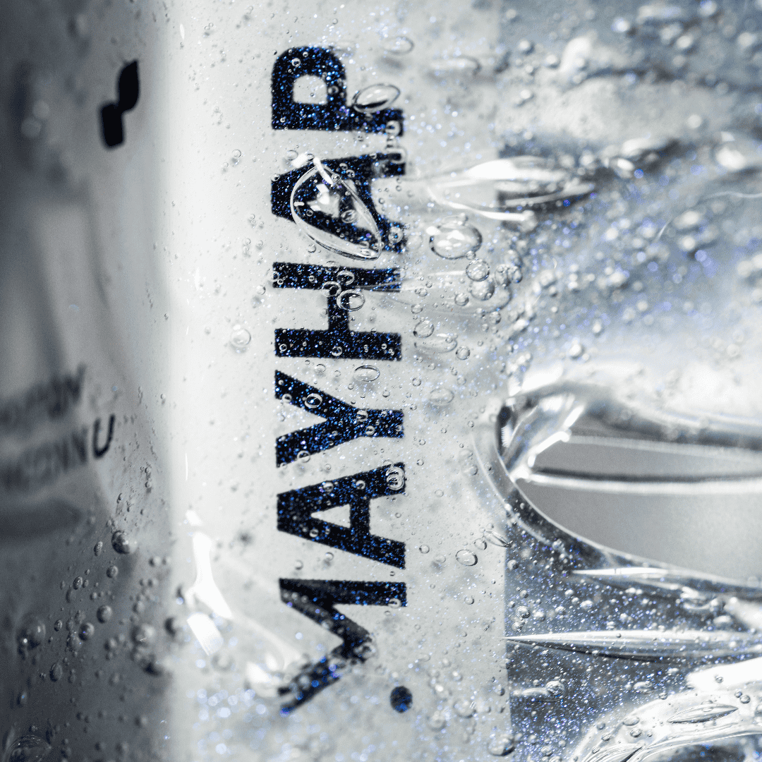 Mayhap Potion d’Inconnu Eau de Parfum, Detail des Flakons mit fließenden Wasserstrukturen und glänzender Oberfläche, klar und dynamisch, erhältlich bei scent amor.