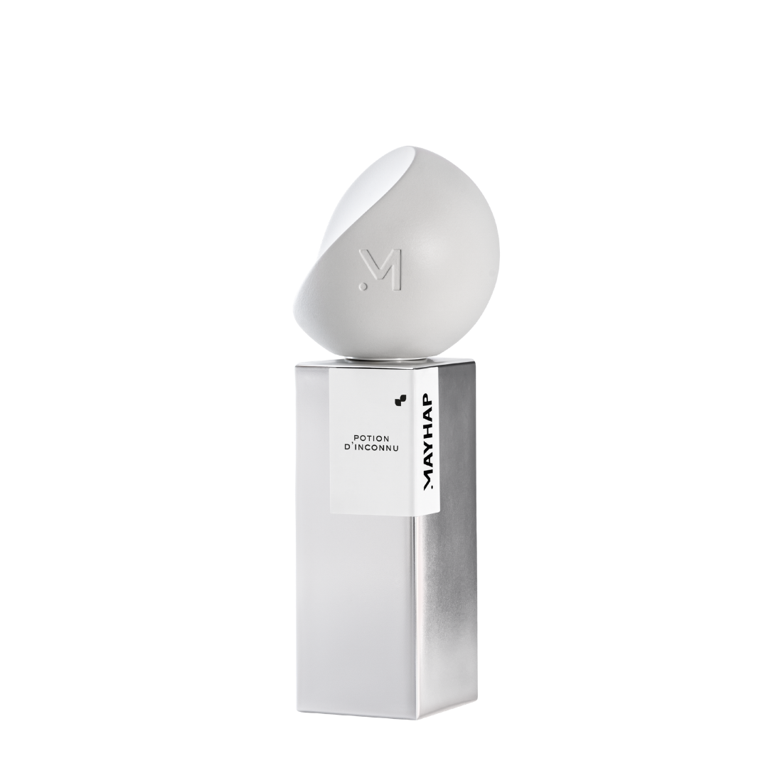 Mayhap Potion d’Inconnu Eau de Parfum, silberner minimalistischer Flakon mit skulpturaler weißer Kappe, modern und avantgardistisch, erhältlich bei scent amor.