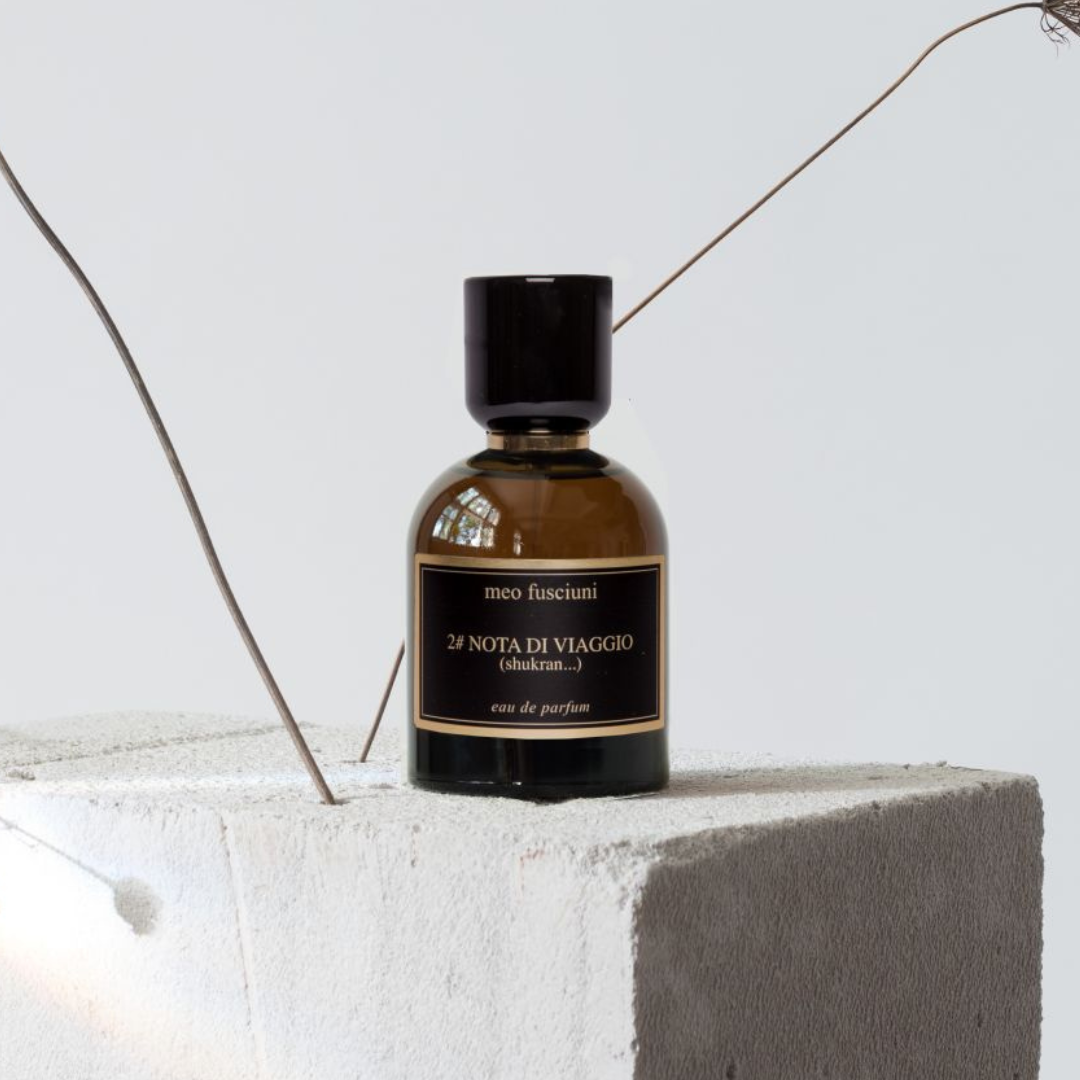 Meo Fusciuni 2# Nota di Viaggio (Shukran…) Eau de Parfum in minimalistischer, künstlerischer Präsentation auf hellem Sockel, erhältlich bei scent amor.