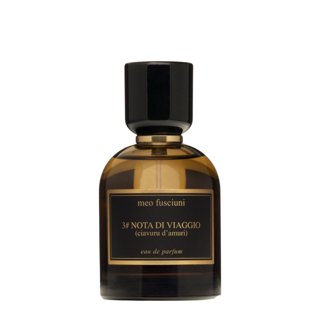 Meo Fusciuni 3# Nota di Viaggio (Ciavuru d’Amuri) Eau de Parfum, freigestellter bernsteinfarbener Glasflakon mit schwarzem Verschluss vor transparentem Hintergrund, minimalistische Präsentation, erhältlich bei scent amor.
