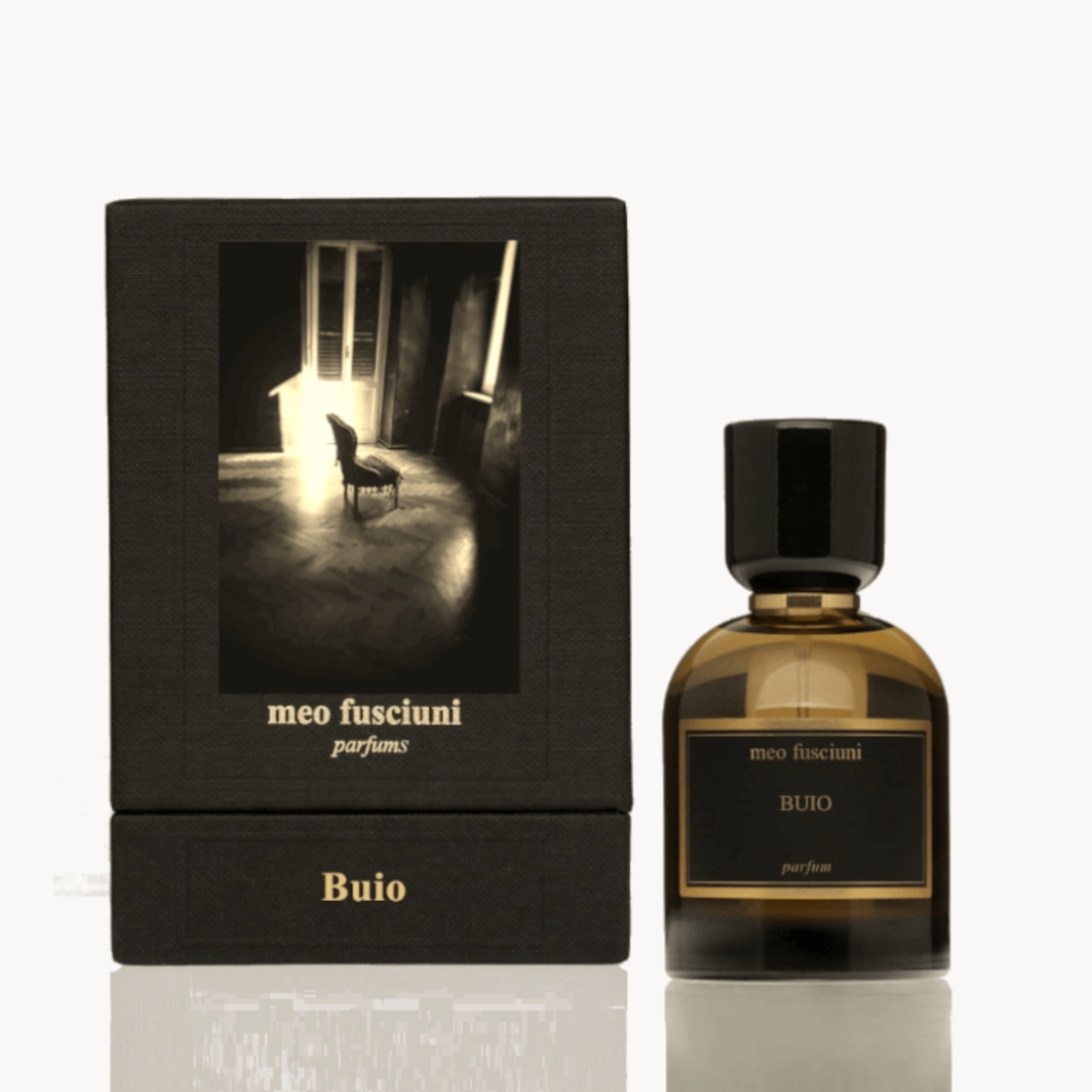 Meo Fusciuni Buio Parfum, ein intensiver Nischenduft mit dunkler, kontemplativer Ausstrahlung, bestehend aus edlem Flakon und minimalistischer Box, erhältlich bei scent amor.