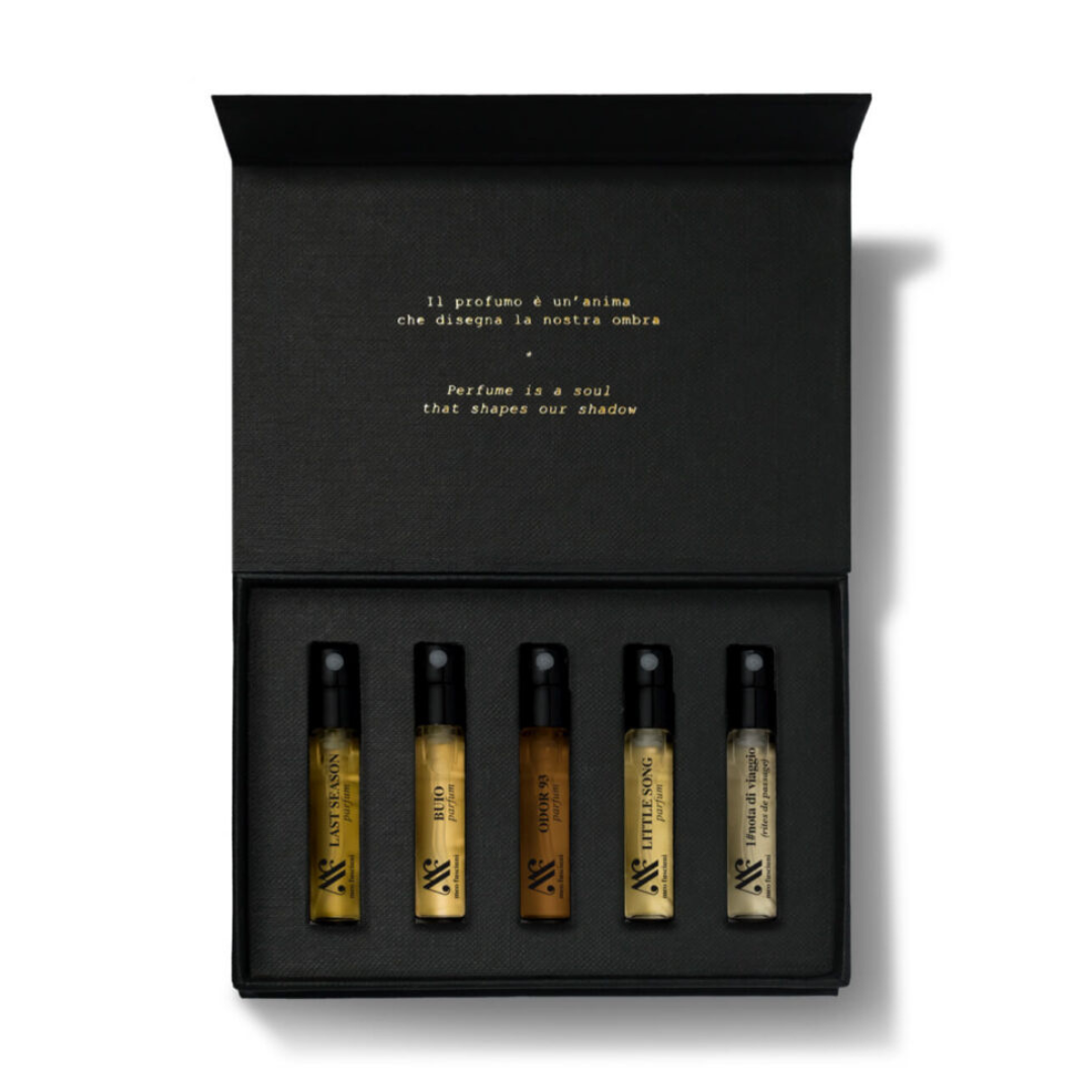 geöffnetes Discovery Set Dark Parfum von Meo Fusciuni mit fünf Spray-Vials, kuratierte Kollektion dunkler und ausdrucksstarker Duftkompositionen, erhältlich bei scent amor.