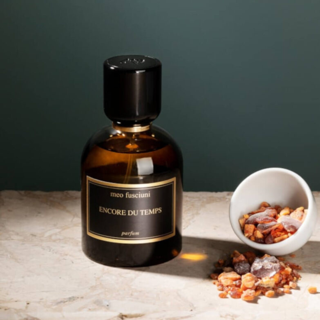 Duftbild mit dem Eau de Parfum Encore Du Temps von Meo Fusciuni und Harzen, balsamisch-warmer Duft mit meditativer, erdender Ausstrahlung, erhältlich bei scent amor.