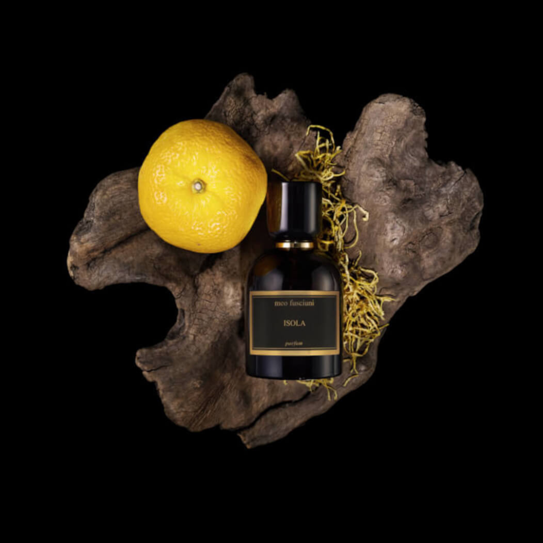 inszenierter Flakon von dem Parfum Isola von Meo Fusciuni auf Holz mit Zitrone, natürlicher Duft mit mineralischer Ruhe und mediterranem Charakter, erhältlich bei scent amor.