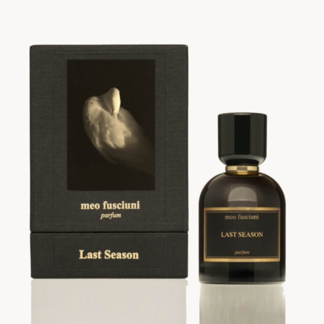 Meo Fusciuni Last Season Parfum, Flakon neben der Originalverpackung mit künstlerischem Motiv, elegant und zurückhaltend präsentiert, erhältlich bei scent amor.