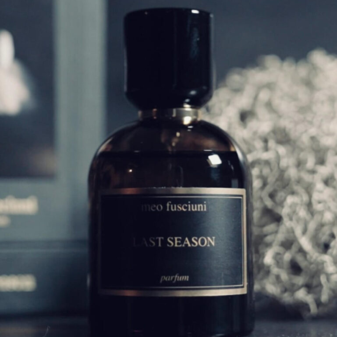 Meo Fusciuni Last Season Parfum, stimmungsvolle Nahaufnahme des Flakons in dunkler, poetischer Umgebung, ruhig und introspektiv, erhältlich bei scent amor.