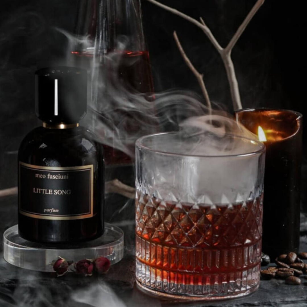 inszenierter Flakon von dem Eau de Parfum Little Song von Meo Fusciuni mit Rauch und Glas, warmer balsamisch-floraler Duft mit intimer Abendstimmung, erhältlich bei scent amor.