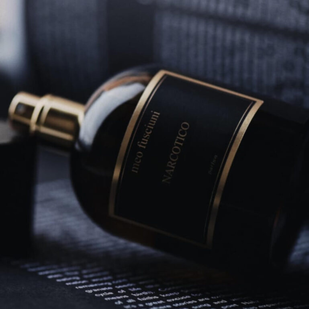 inszenierter liegender Flakon von dem Eau de Parfum Narcotico von Meo Fusciuni auf dunklem Untergrund, warmer balsamisch-würziger Duft mit hypnotischer Ausstrahlung, erhältlich bei scent amor.