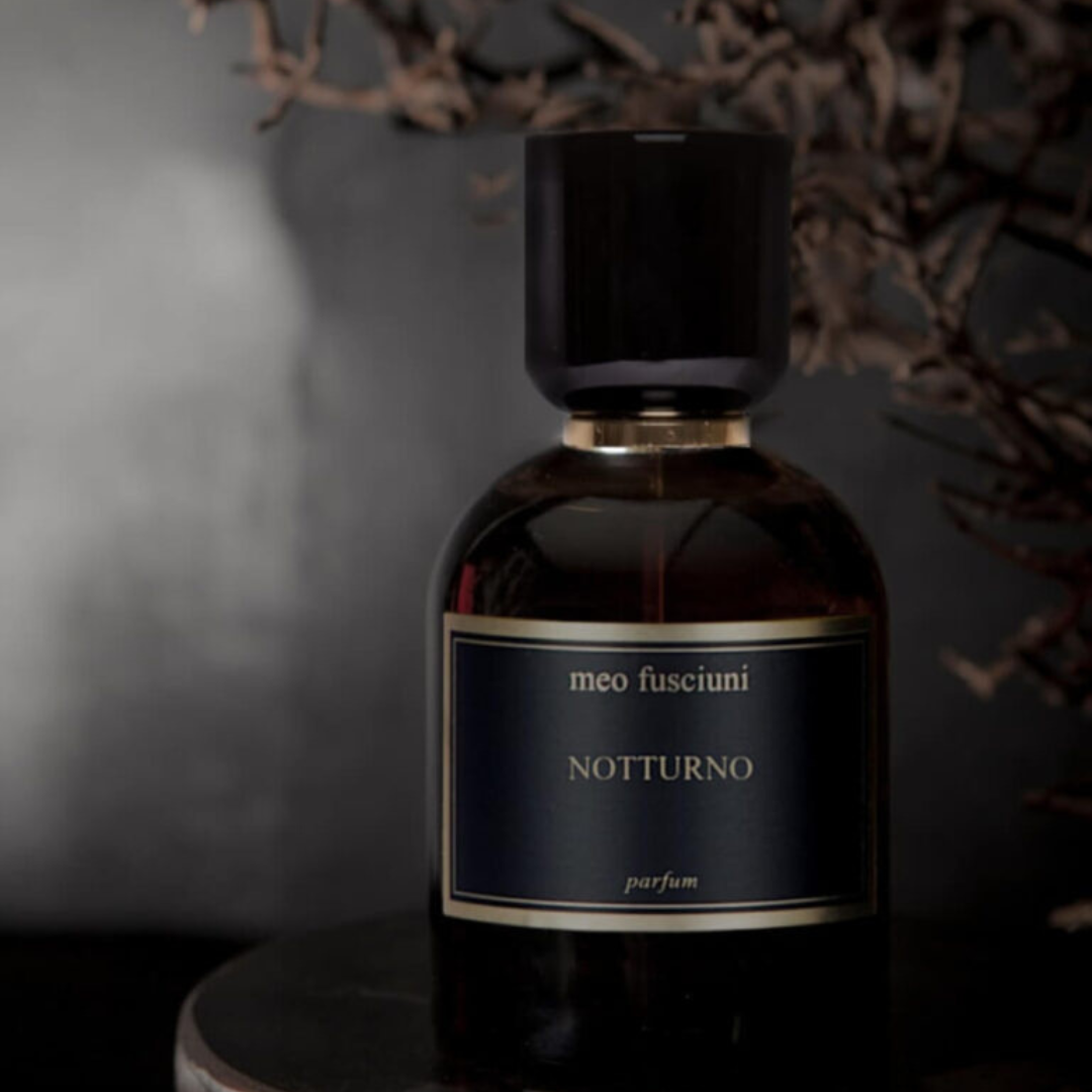 inszenierter Flakon von dem Eau de Parfum Notturno von Meo Fusciuni vor dunklem Hintergrund, meditativer Duft mit rauchiger Wärme und stiller Intensität, erhältlich bei scent amor.