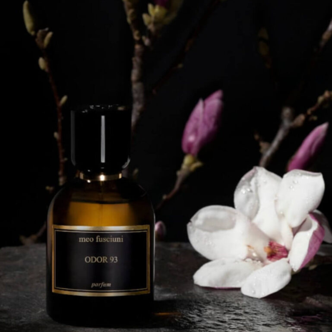 Duftbild mit dem Eau de Parfum Odor 93 von Meo Fusciuni und weißer Blüte, kontrastreicher grüner Duft zwischen floraler Frische und dunkler Erdigkeit, erhältlich bei scent amor.
