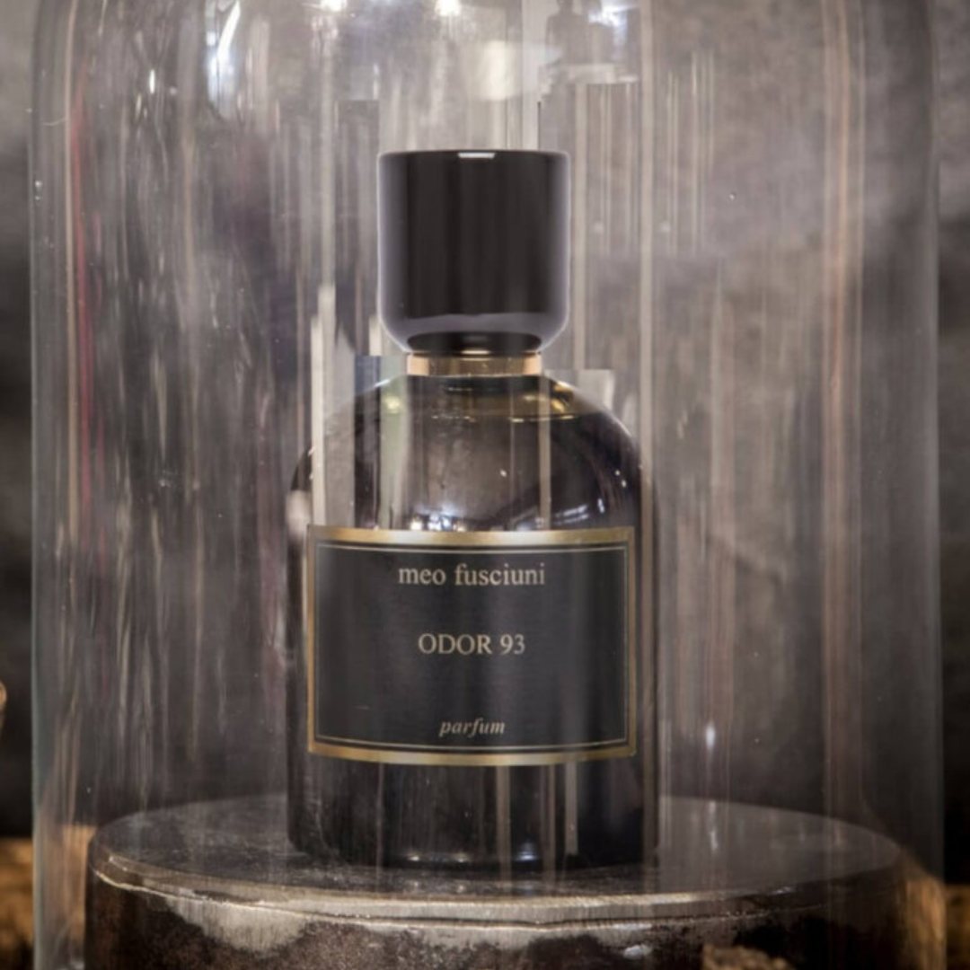 inszenierter Flakon von dem Eau de Parfum Odor 93 von Meo Fusciuni unter Glasglocke, experimenteller Duft mit pflanzlicher Schärfe und avantgardistischer Anmutung, erhältlich bei scent amor.